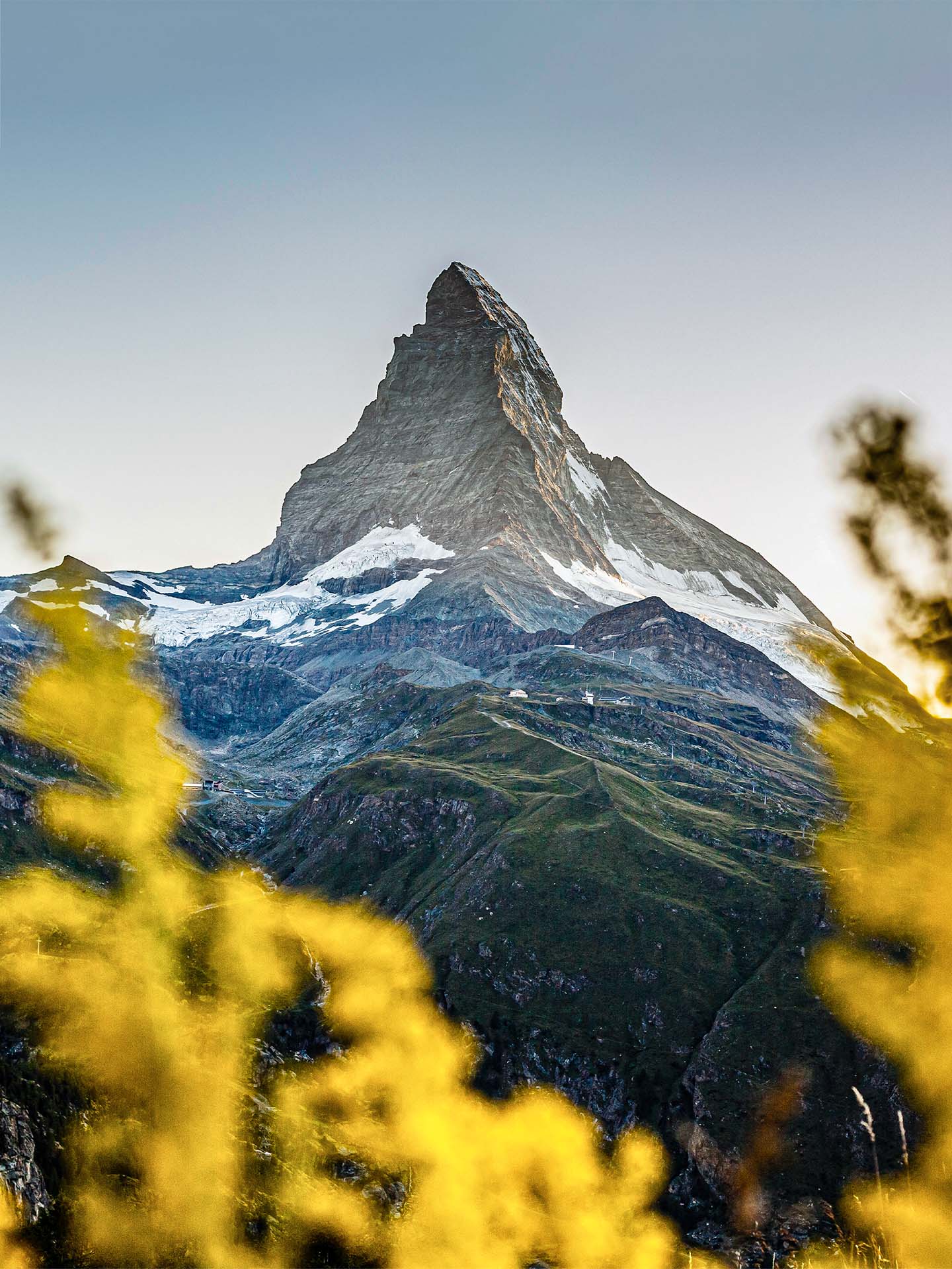Landschaftsfoto mit dem Matterhorn im Sommer