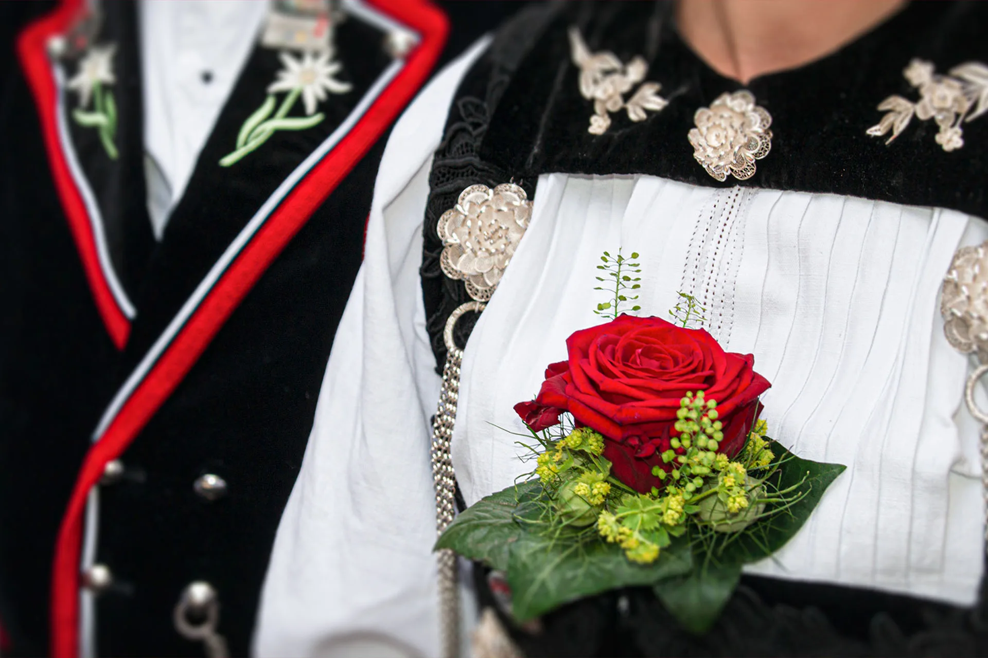 Detail einer traditionellen Jodlertracht mit Ansteckblume